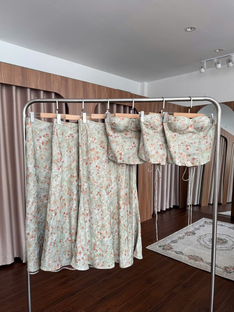 Alternative view of Auremi Set